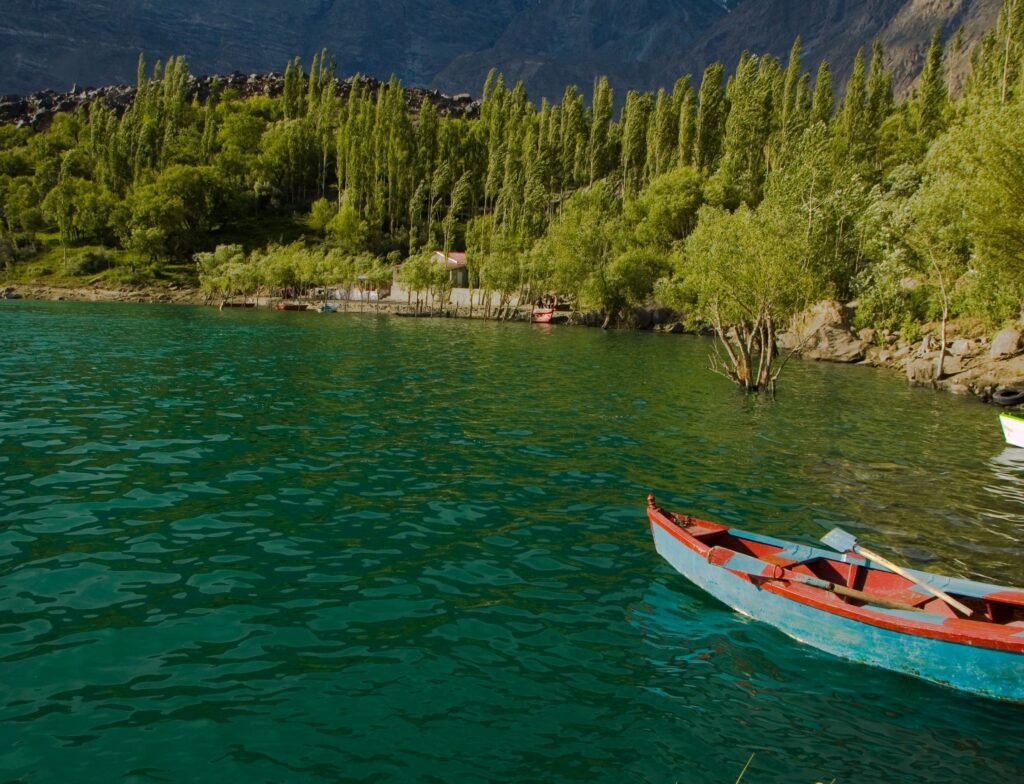 upper kachura lake