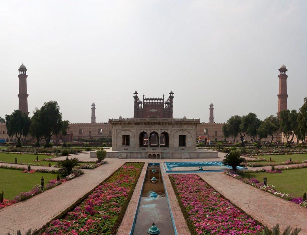 courtyard of badshahi mosque