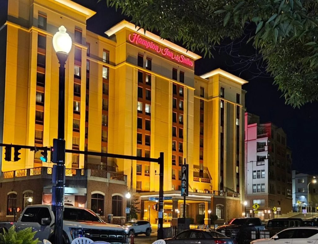 Eagle Ridge Mall hotels