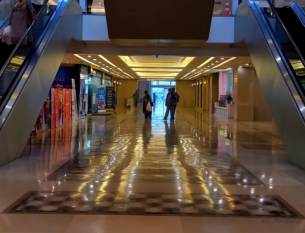 Insideviewoflakecitymall